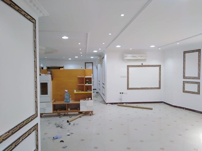 معلم دهانات محترف لتنفيذ أحدث تصاميم الألوان في الجبيل